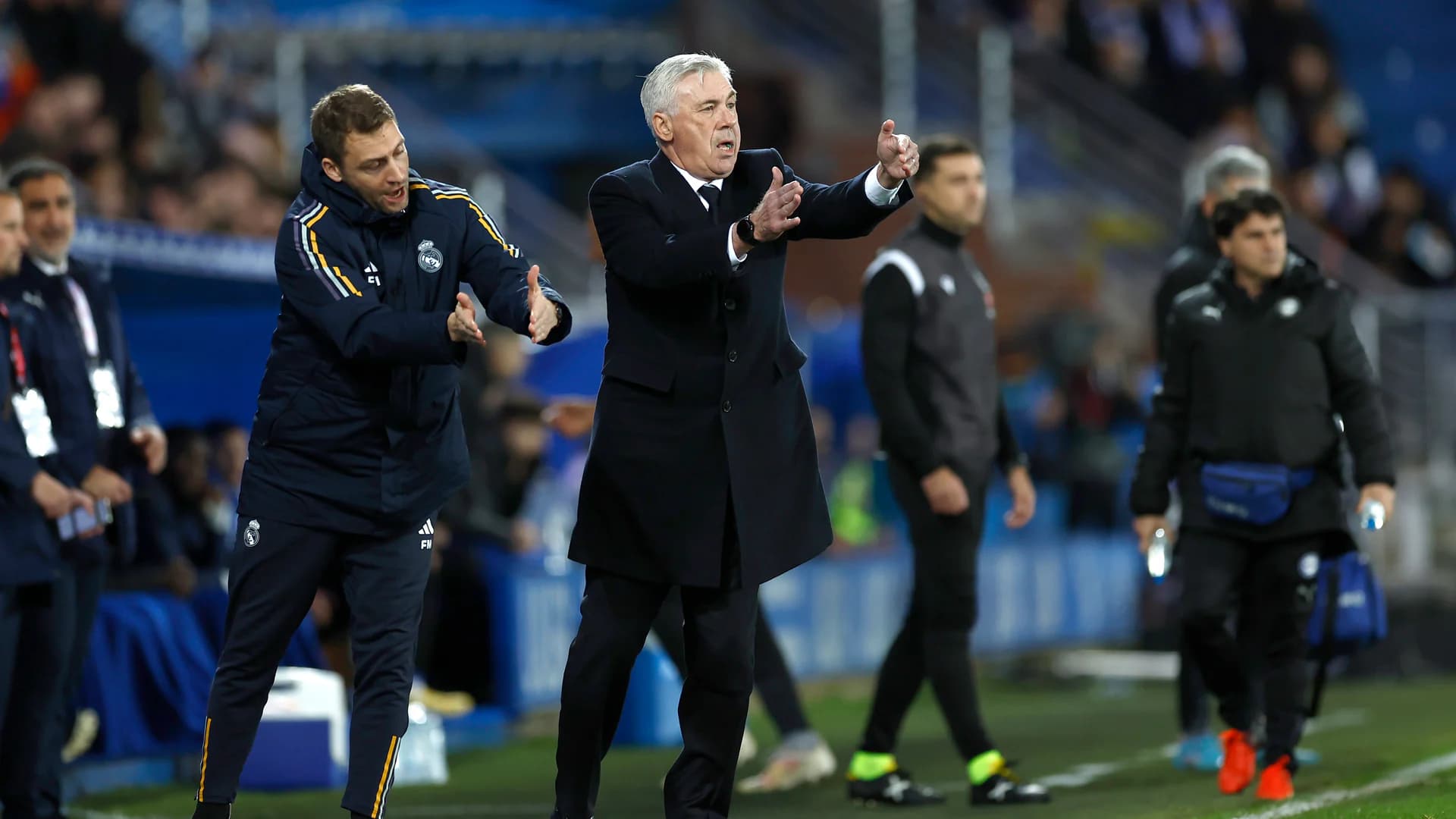 Carlo Ancelotti giving instructions on the touchline during Alavés vs Real Madrid